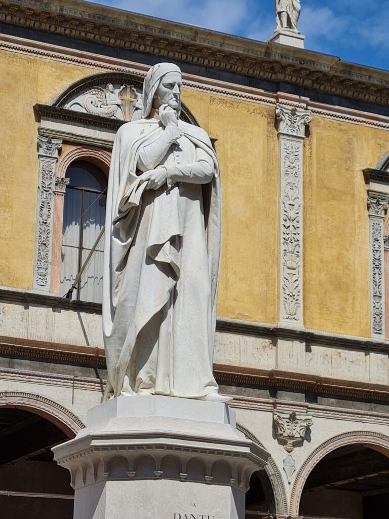 La statua di Dante di Ugo Zannoni in Piazza dei Signori
